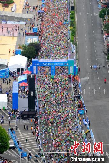 三伏天中外选手汇聚六盘水，约3.2万名跑友竞逐