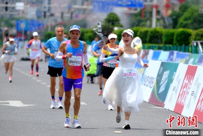 三伏天中外选手汇聚六盘水，约3.2万名跑友竞逐