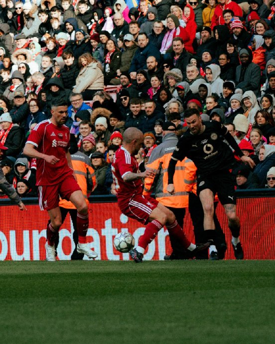 利物浦传奇队与多特蒙德名宿安菲尔德激战 克洛