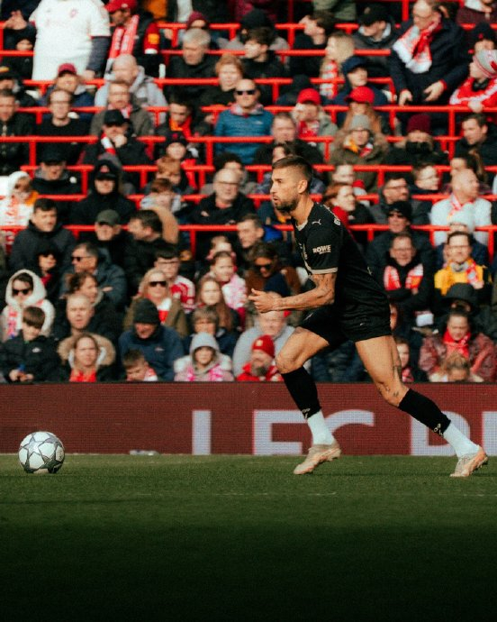 利物浦传奇队与多特蒙德名宿安菲尔德激战 克洛