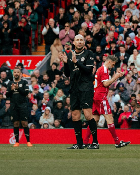 利物浦传奇队与多特蒙德名宿安菲尔德激战 克洛