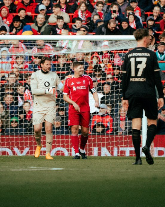 利物浦传奇队与多特蒙德名宿安菲尔德激战 克洛