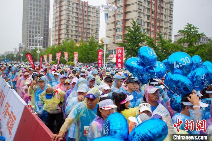 营口鲅鱼圈马拉松鸣枪开跑 参赛人数创历届之最