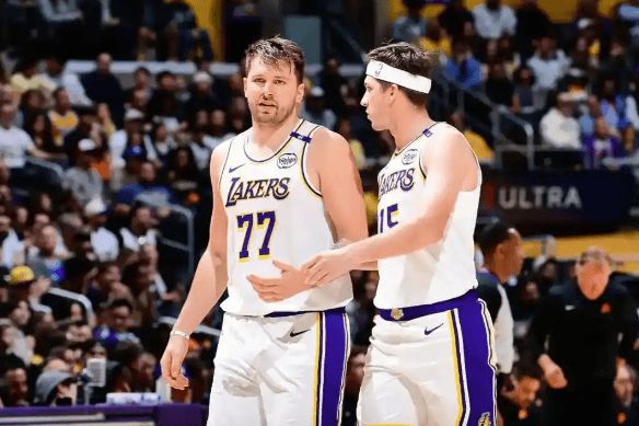 湖人惨败送走双核 常规赛希望破灭