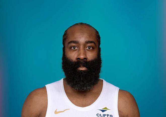 哈登要求全队贴肌贴引教练争议