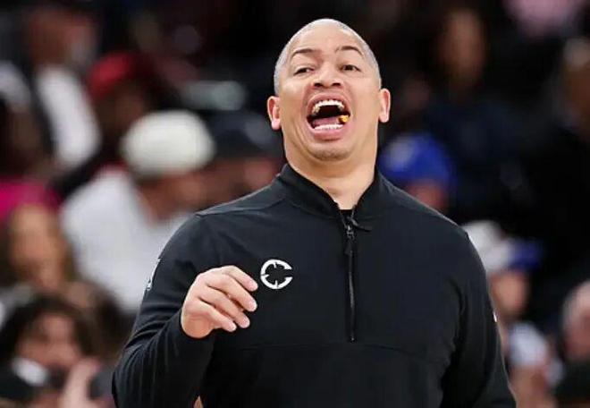 卢指导赛前下跪祈祷 快船生死战失利