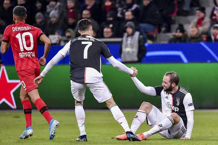 梅西C罗双骄时代终结：俱乐部与国家队的巅峰对