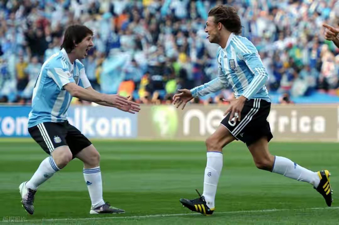 梅西C罗双骄时代终结：俱乐部与国家队的巅峰对