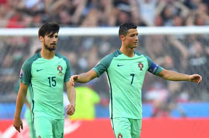 梅西C罗双骄时代终结：俱乐部与国家队的巅峰对