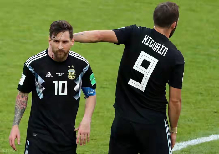 梅西C罗双骄时代终结：俱乐部与国家队的巅峰对